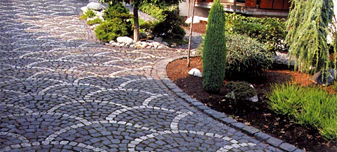 Pflasterarbeiten mit Naturstein oder Beton